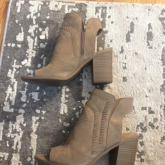 Universal Thread Boho Heels 👠 - Picture 3 of 5